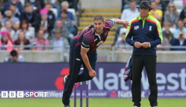 Rory Kleinveldt bowling for Northamptonshire