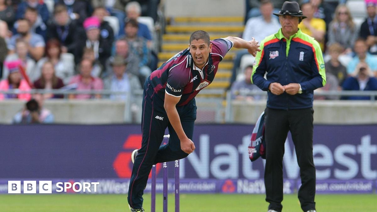 Rory Kleinveldt bowling for Northamptonshire