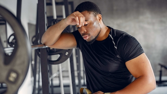 Poor Form: Poor form during exercises can lead to injuries and diminish the effectiveness of your workout. It's important to focus on proper form to ensure that you are working the intended muscles and reducing the risk of injury.(freepik)