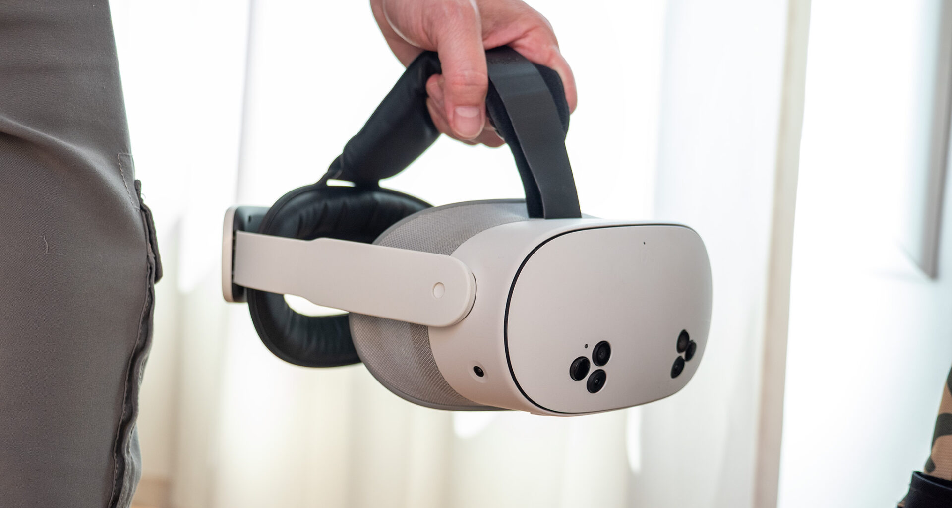 Carrying the Meta Quest 3s with a YOGES 3rd party head strap installed