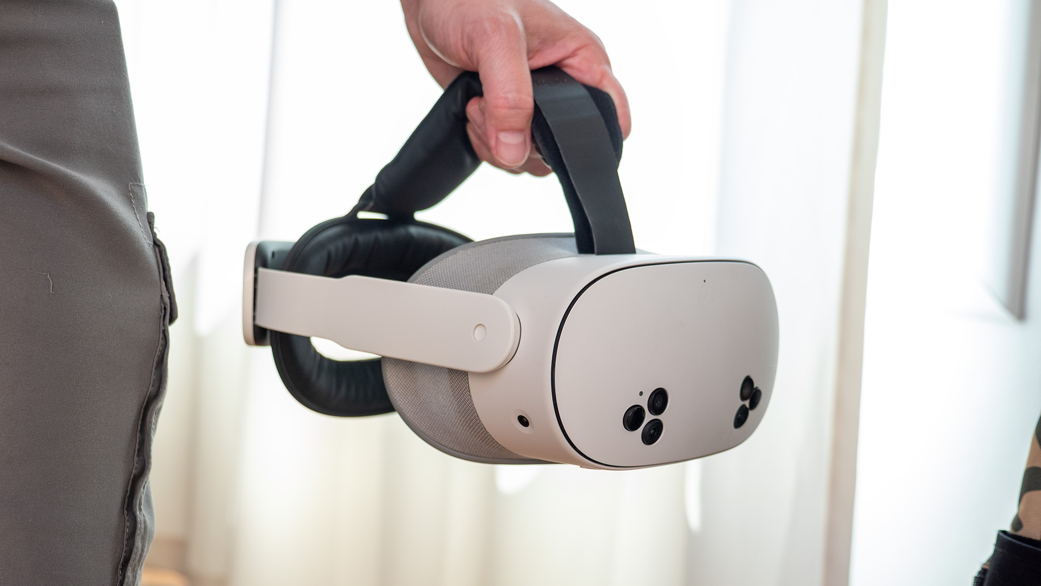 Carrying the Meta Quest 3s with a YOGES 3rd party head strap installed