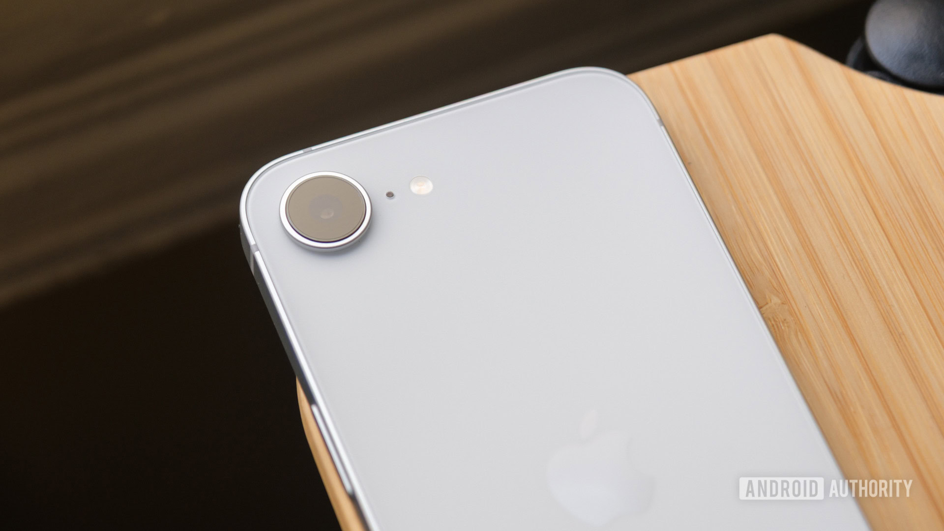 iphone 16e rear camera close