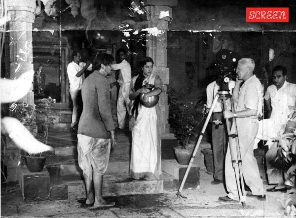 nargis and raj kapoor in jagte raho