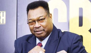 Larry Holmes Exposes Heavyweight Legend As ‘The Biggest Fraud’ In Boxing: “Everybody Knew It”