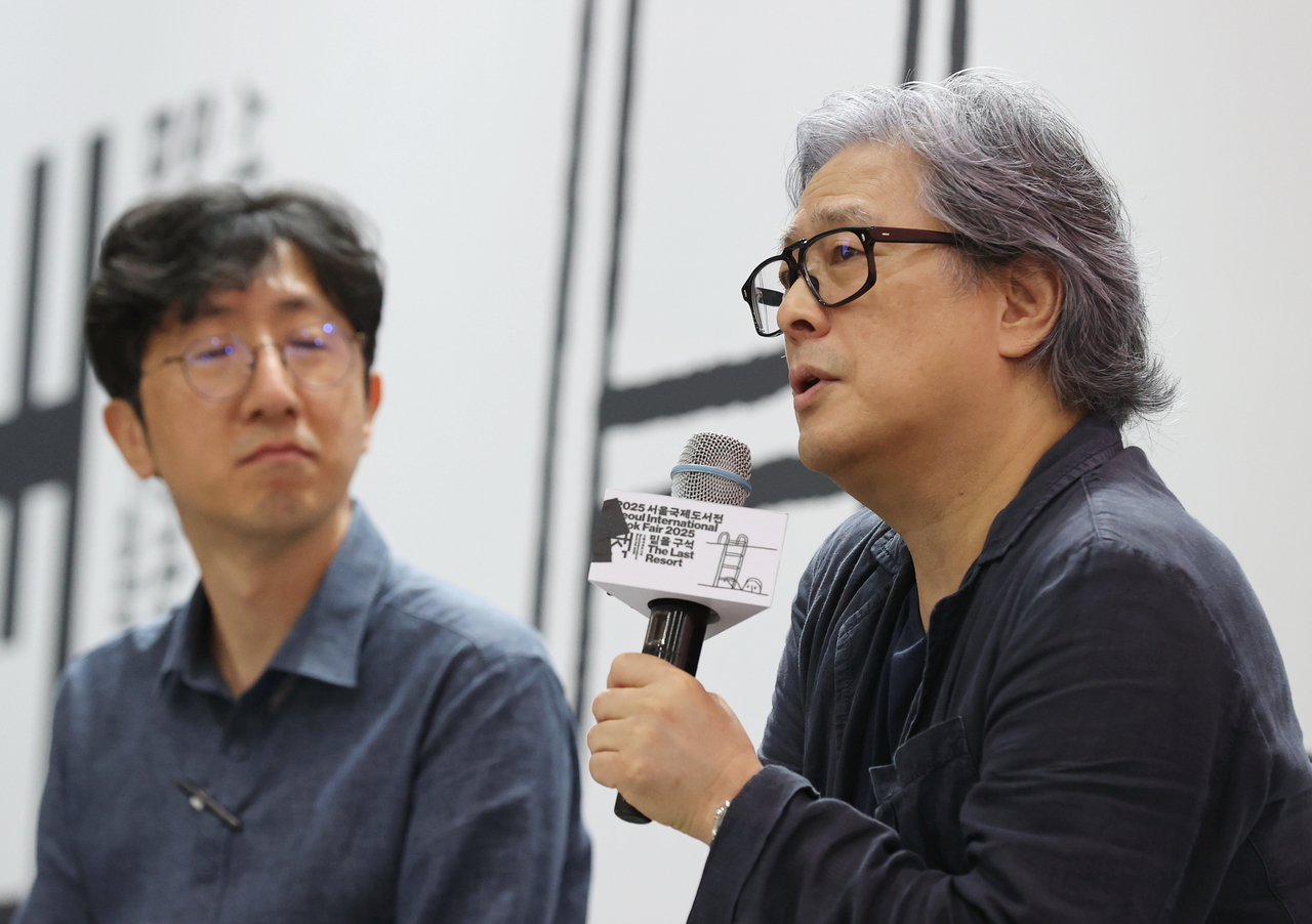 Park Chan-wook (right) speaks during a session at the 2025 Seoul International Book Fair held at Coex on June 20. (Yonhap)