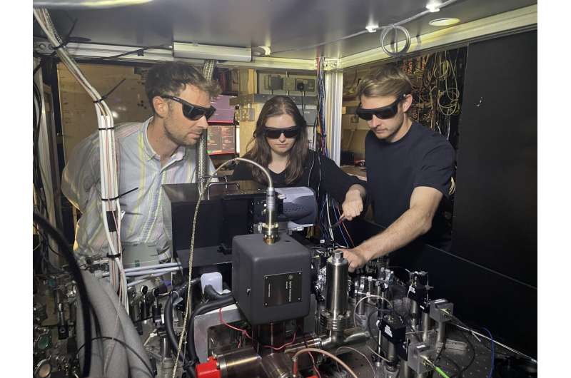 Oxford physicists set new world record for qubit operation accuracy