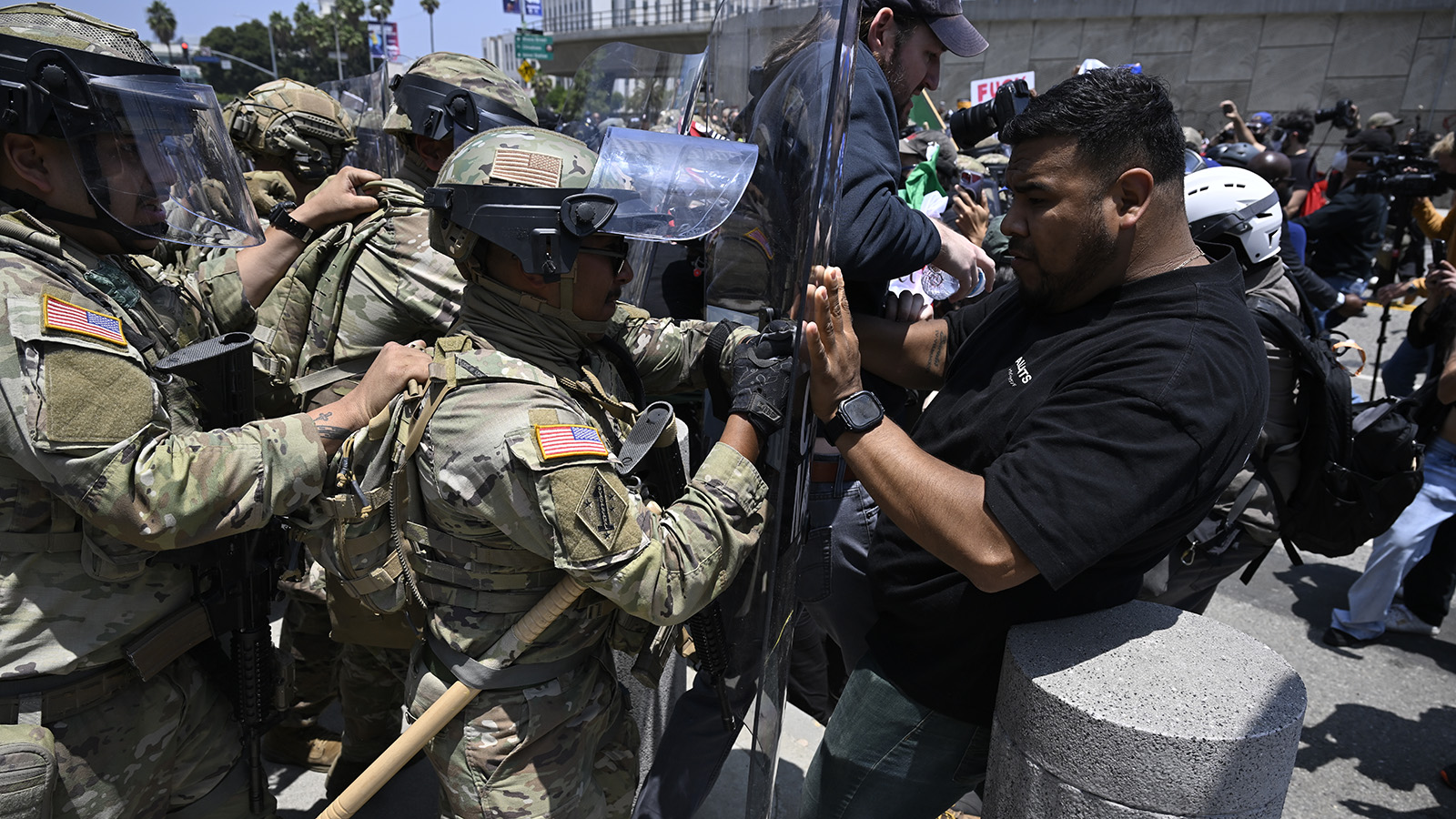 Protests turn violent in Los Angeles - BBC