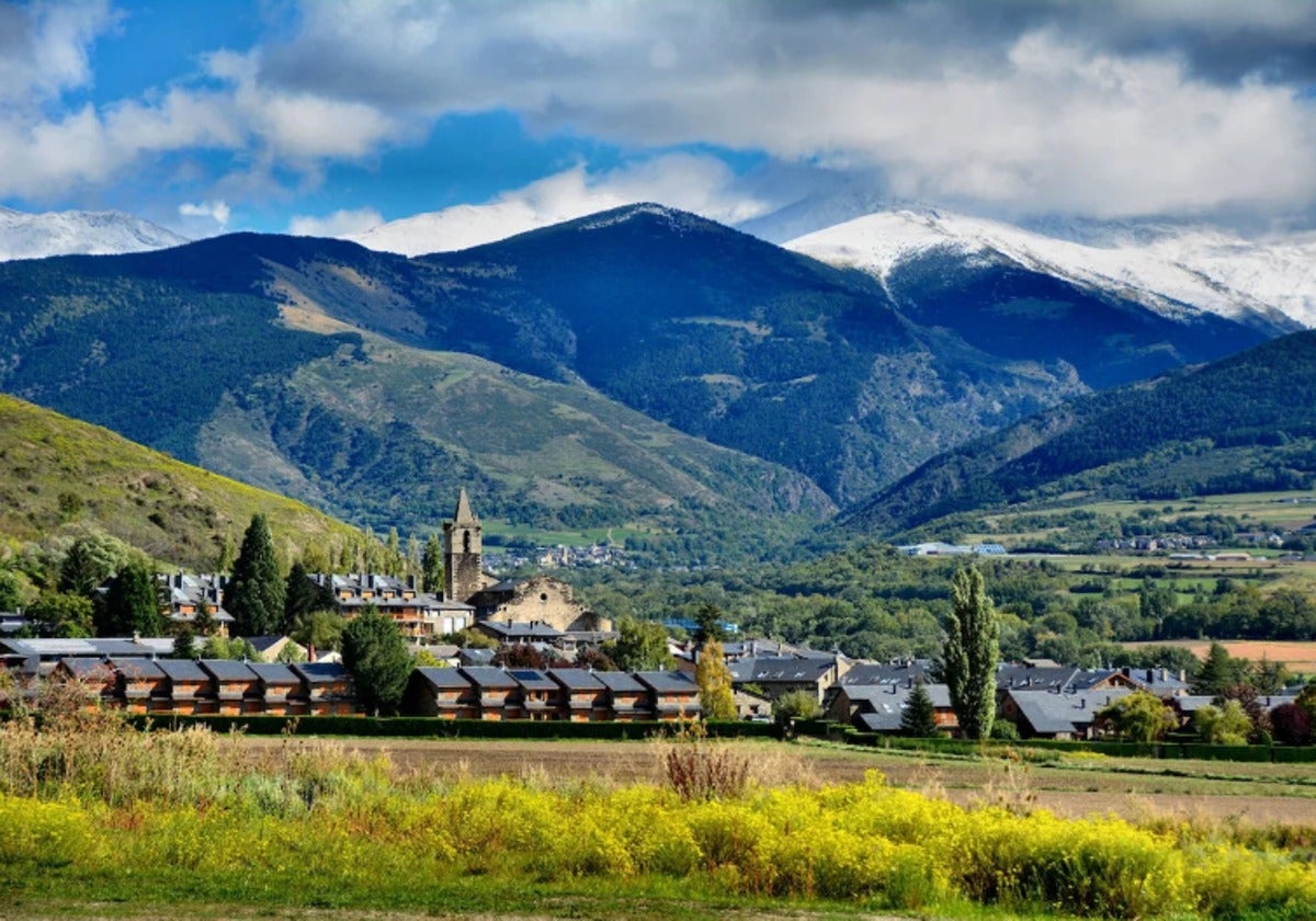 The idyllic Spanish village, with stone houses, entirely surrounded by France