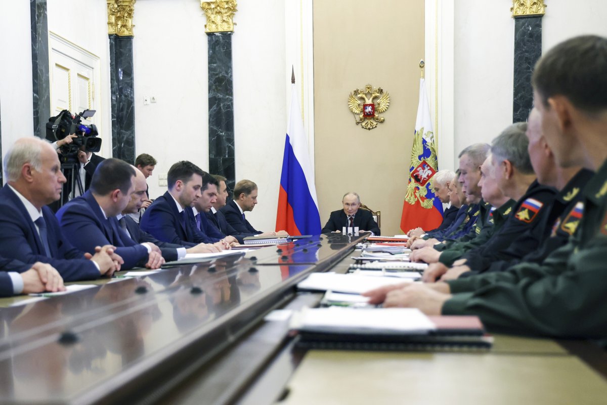 Putin at cabinet meeting