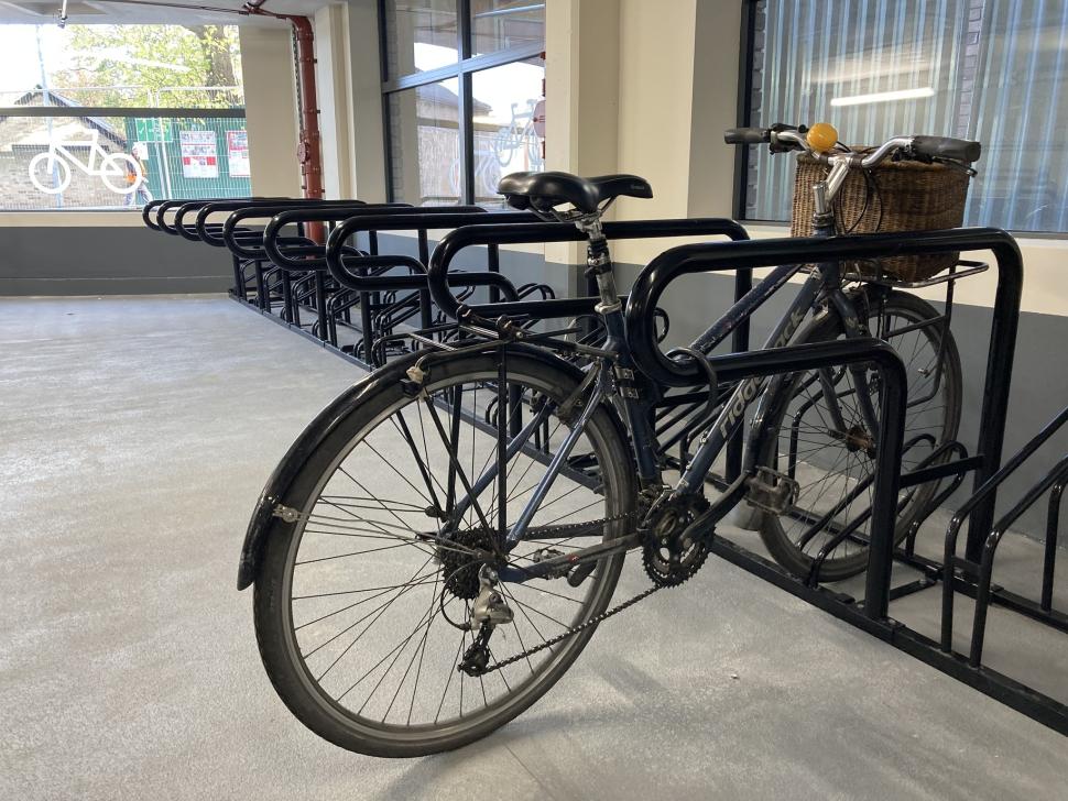 A Ridgeback cycle with basket locked to a ‘high-low’ cycle parking stand in Park Street cycle park, Cambridge