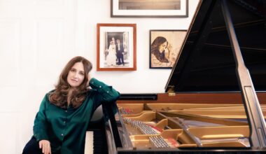 Pianist Simone Dinnerstein had panic attacks until she took an iPad on stage : NPR