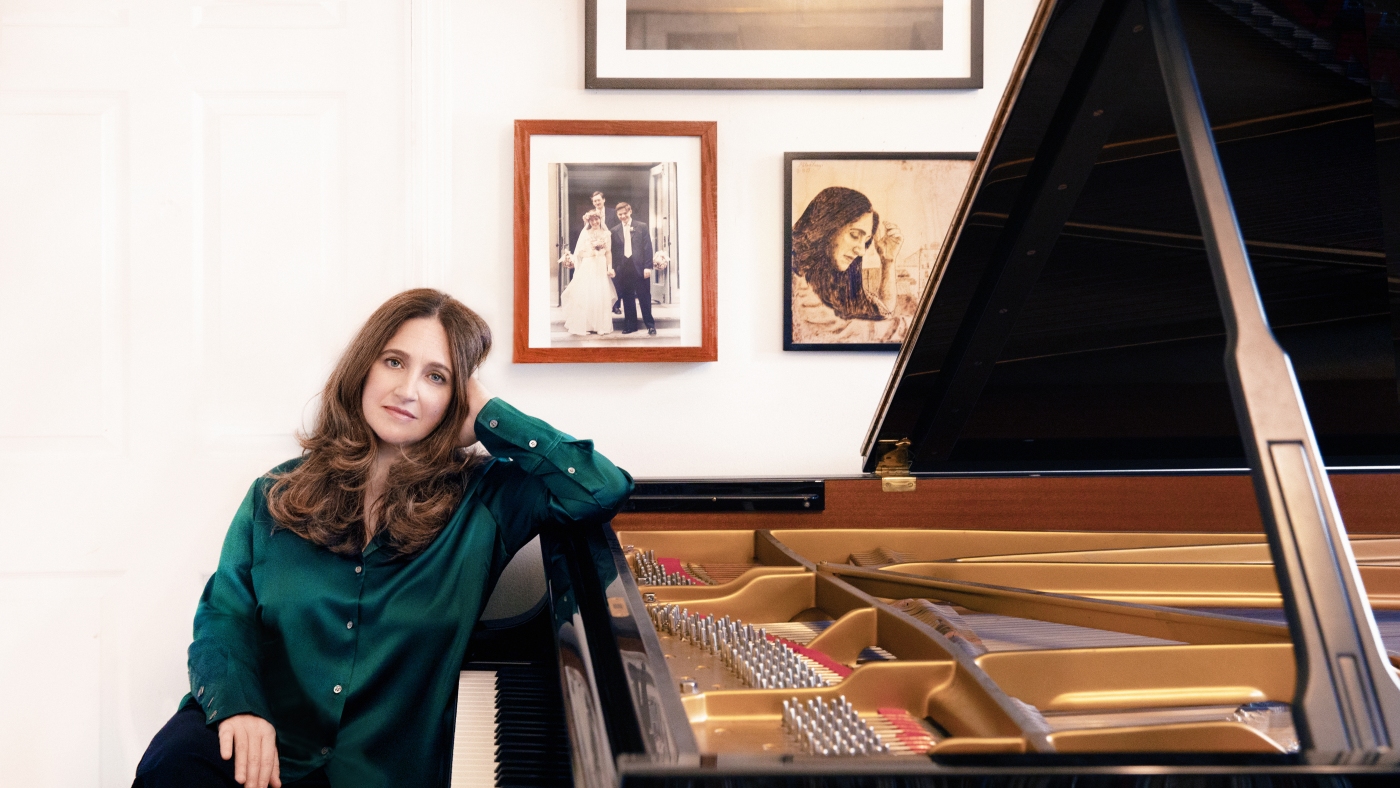 Pianist Simone Dinnerstein had panic attacks until she took an iPad on stage : NPR
