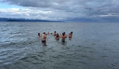 Homer cold plungers find community and stress relief, but an ER doctor advises caution