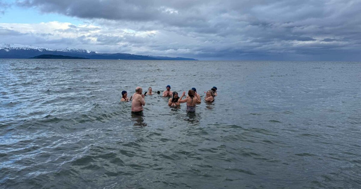 Homer cold plungers find community and stress relief, but an ER doctor advises caution