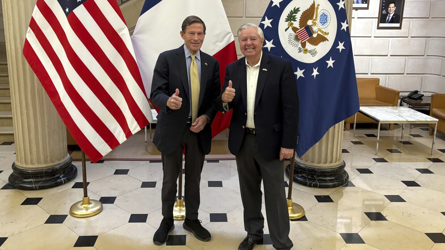 After talks with Zelenskyy and Macron, US senators warn: Putin 'is preparing for more war’