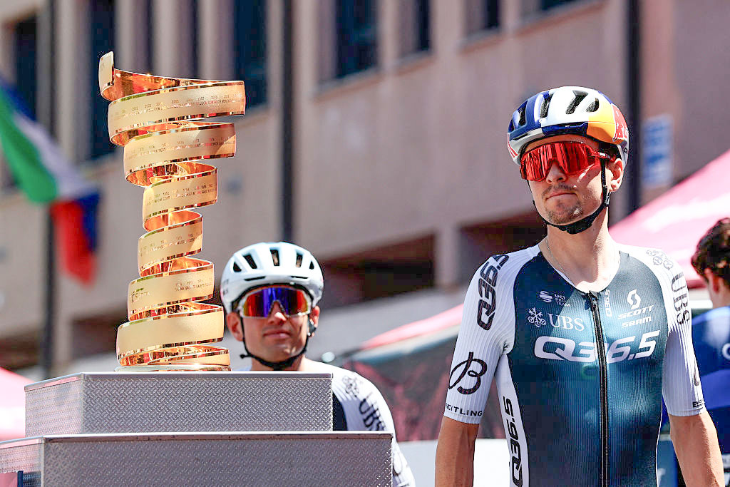 Q36.5 Pro Cycling team's British rider Thomas Pidcock arrives before the start of the 18th stage of the 108th Giro d'Italia cycling race of 144kms from Morbegno to Cesano Maderno on May 29, 2025. (Photo by Luca Bettini / AFP)