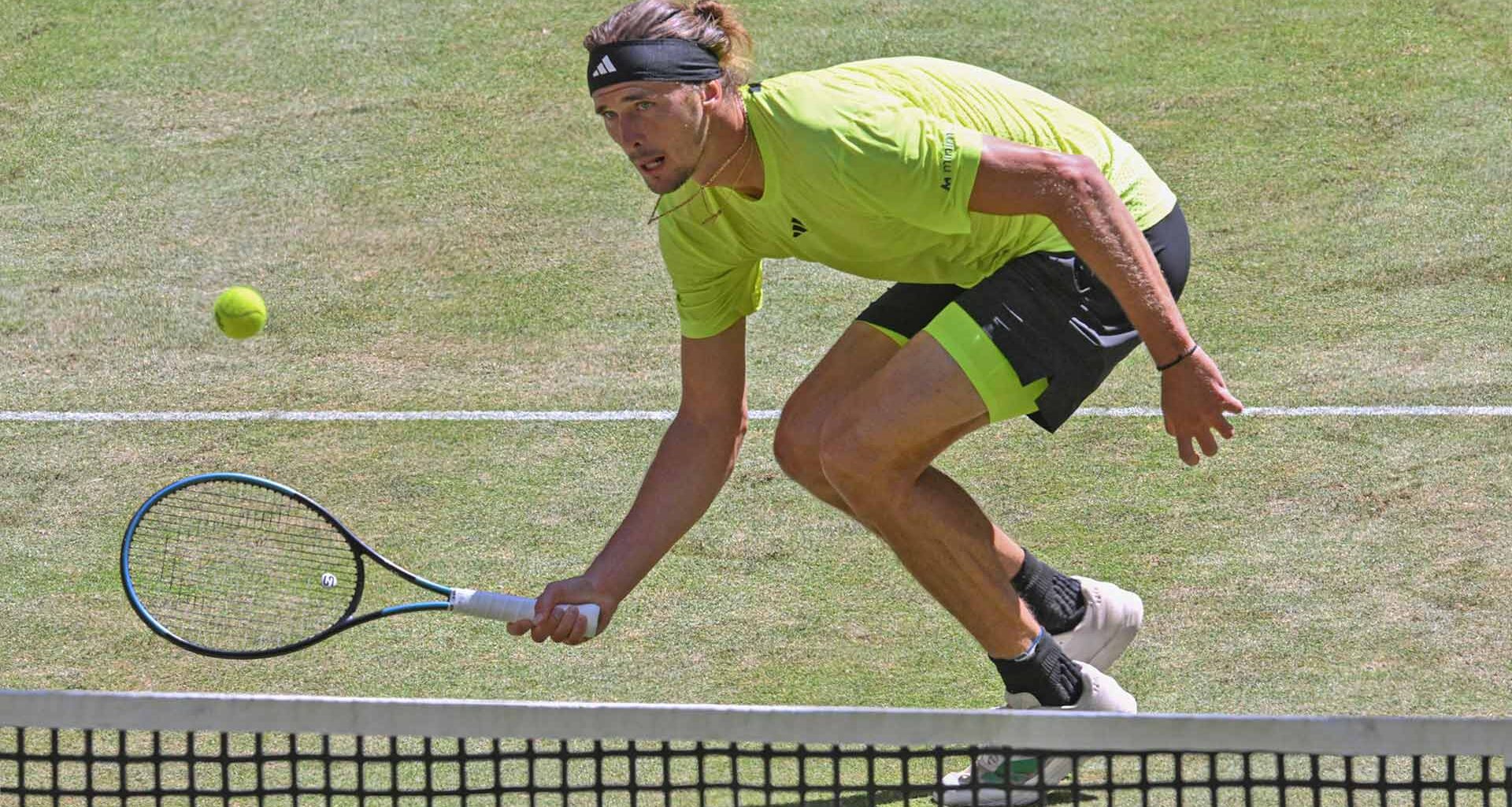 Alexander Zverev overcomes Flavio Cobolli for Halle SF spot | ATP Tour