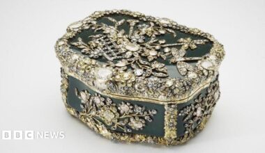 The Fabrique Royale snuff box, covered in diamonds