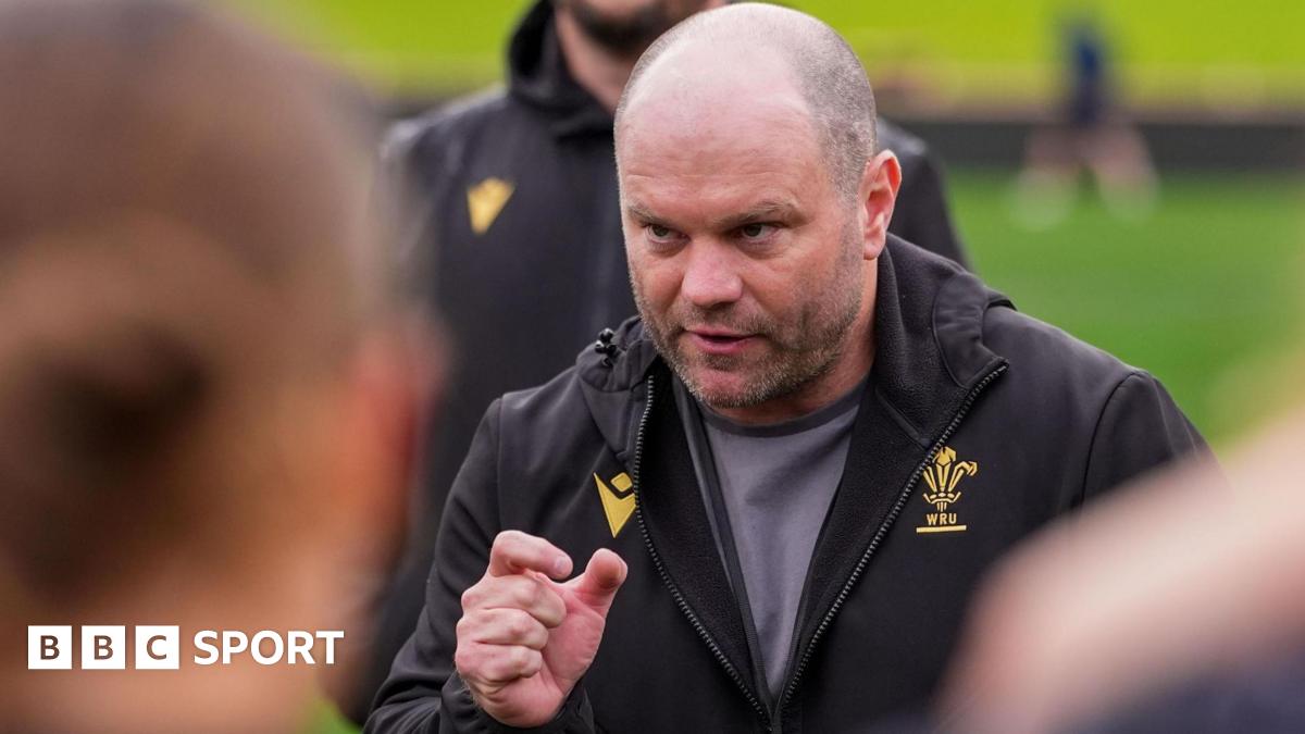 Sean Lynn addresses players in Sydney