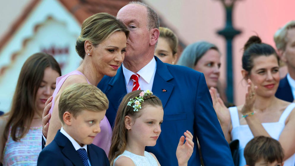 Prince Albert of II. Monaco celebrated the 20th anniversary of his accession to the throne - and was all cuddly with his wife Charlène.