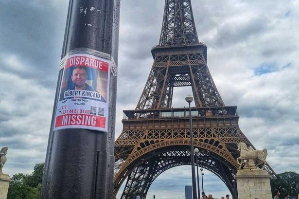 A missing poster for Robert Kincaid near the Eiffel Tower 