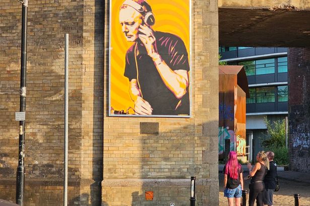 A mural of Manchester music legend and DJ Stu Allan has been unveiled in the city centre