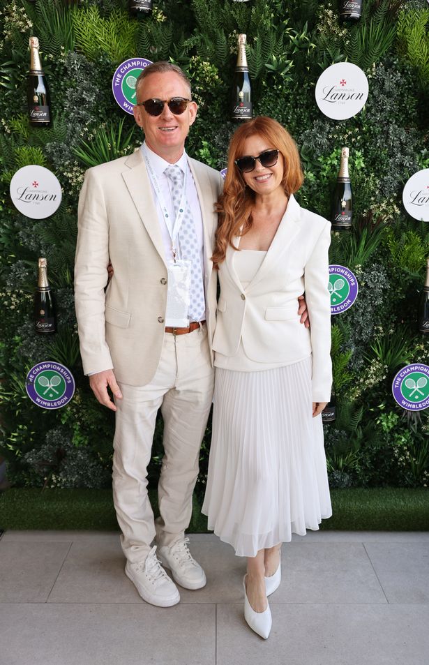 Isla was all smiles while posing for photos with an unidentified male guest