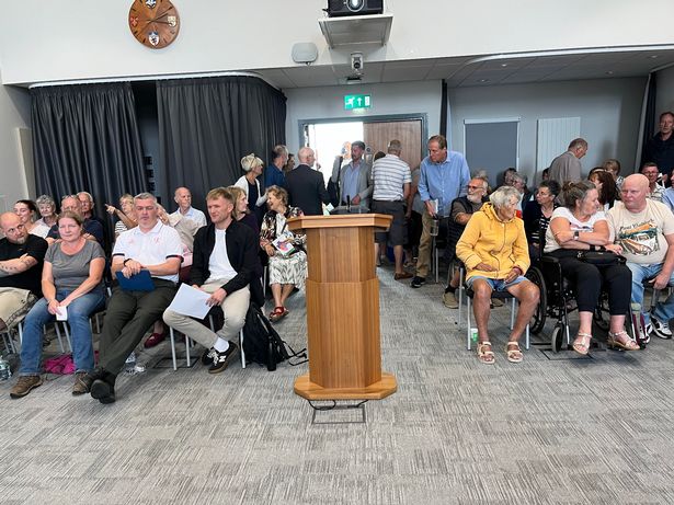 Residents pack an East Devon planning meeting to give their views on a new Exmouth boxing gym