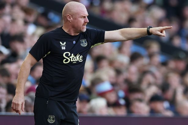 BIRMINGHAM, ENGLAND - SEPTEMBER 14: Sean Dyche, Manager of Everton, gestures during the Premier League match between Aston Villa FC and Everton FC at Villa Park on September 14, 2024 in Birmingham, England. (Photo by Matthew Lewis/Getty Images)