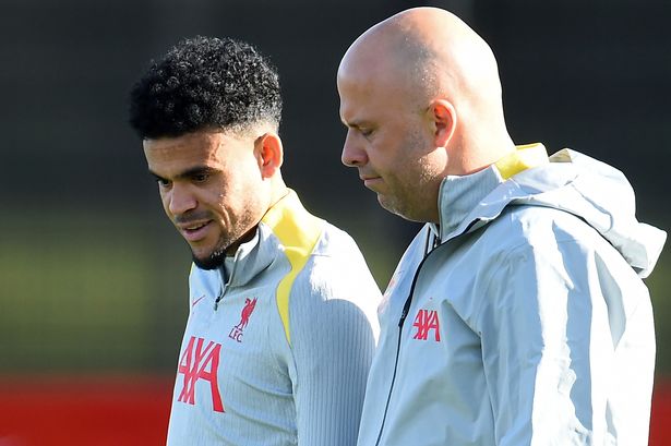 Luis Diaz speaks to Arne Slot during Liverpool training