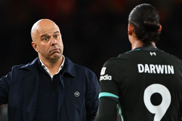 LONDON, ENGLAND - OCTOBER 27: Darwin Nunez of Liverpool is embraced by Arne Slot, Manager of Liverpool, after the Premier League match between Arsenal FC and Liverpool FC at Emirates Stadium on October 27, 2024 in London, England. (Photo by Shaun Botterill/Getty Images)