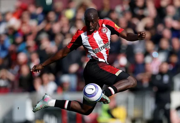 BRENTFORD, ENGLAND - APRIL 19: Yoane Wissa of Brentford controls the ball in the air during the Premier League match between Brentford FC and Brighton & Hove Albion FC at Gtech Community Stadium on April 19, 2025 in Brentford, England. (Photo by Ryan Pierse/Getty Images)