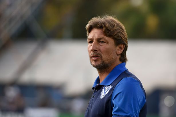Gabriel Heinze on the touchline.