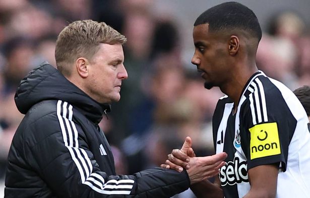 Alexander Isak of Newcastle United with Eddie Howe