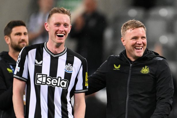 Sean Longstaff of Newcastle United and Eddie Howe