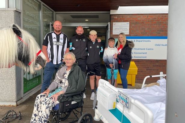 Allison Charlton (centre) had a very special visitor while receiving palliative care at Wansbeck Hospital