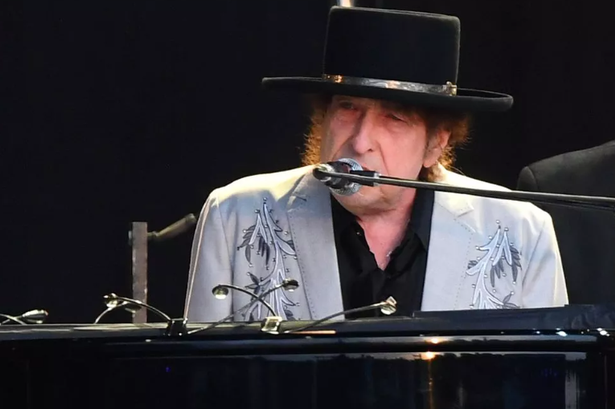 Bob Dylan singing into mic