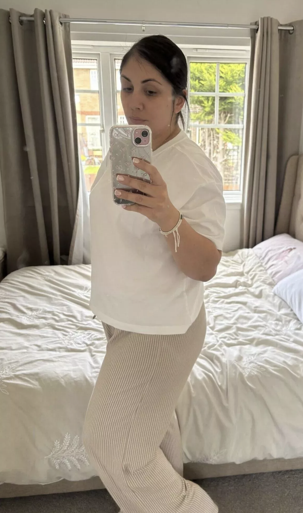 The outfit Claire wore to the airport. 