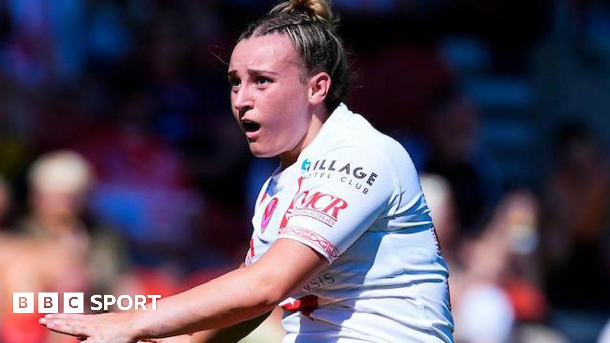 St Helens player Luci McColm in kicking action.