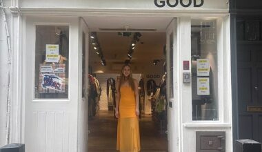 Sian Clarke, who has styled the likes of Lorraine Kelly and Sarah Pascoe, takes Hayley Minn to London¿s Covent Garden, as part of an Airbnb Experience. She exclusively reveals her top tips for vintage shopping - including where to go for the best finds