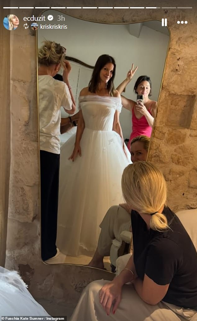 Kate beamed for a mirror selfie as she got ready for her special day