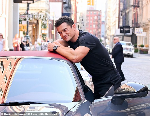 Before the event in New York he also had a photo while leaning on a luxury Porsche car
