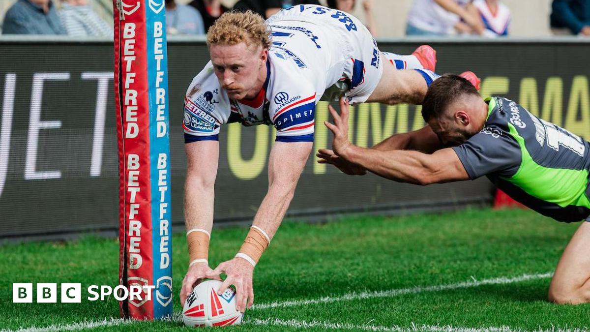 Lachlan Walmsley diving in the corner to score