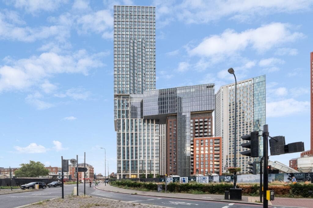 Man, 32, stabbed to death in lobby of luxury skyscraper next to US embassy in London - London Evening Standard