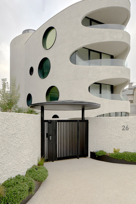 Esplanade Brighton Apartment / Wood Marsh - Image 6 of 25