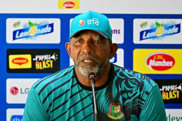 Phil Simmons leaves Sri Lanka tour for medical reason