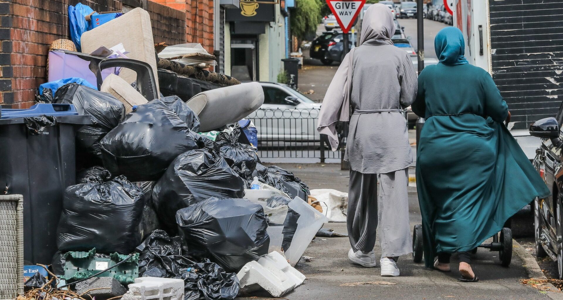Mountains of rubbish STILL litter Birmingham pavements six months into bin strike