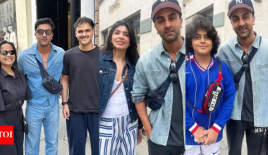 Ranbir Kapoor greets fans on London streets during trip with Alia Bhatt, Neetu Kapoor and daughter Raha: PICS | Hindi Movie News