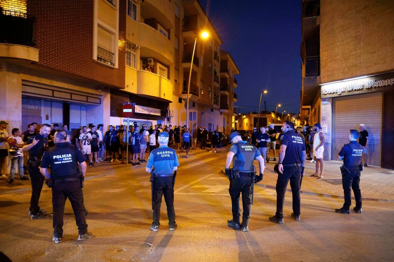 Spain arrests 10 after clashes between far-right groups and migrants