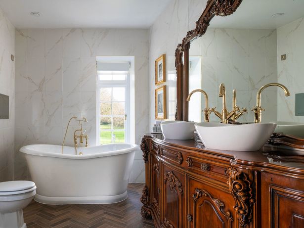 The bathroom of the Princess Margaret Junior Suite 